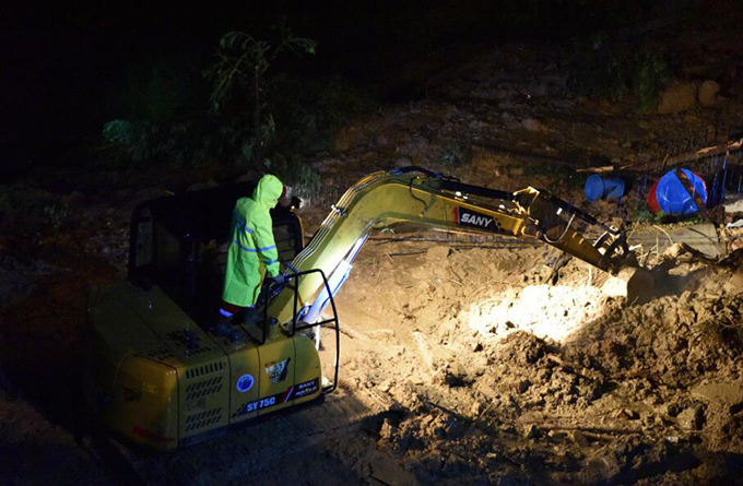 连夜搜救失踪群众