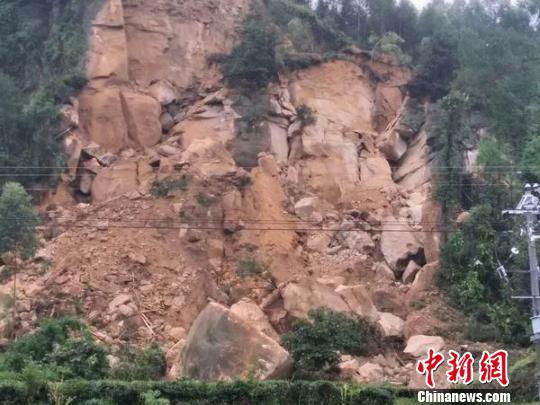 荣县双古镇一匹山崩塌